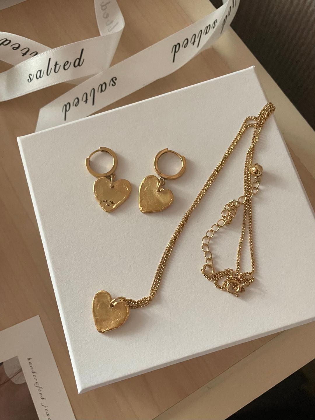 Monet heart necklace