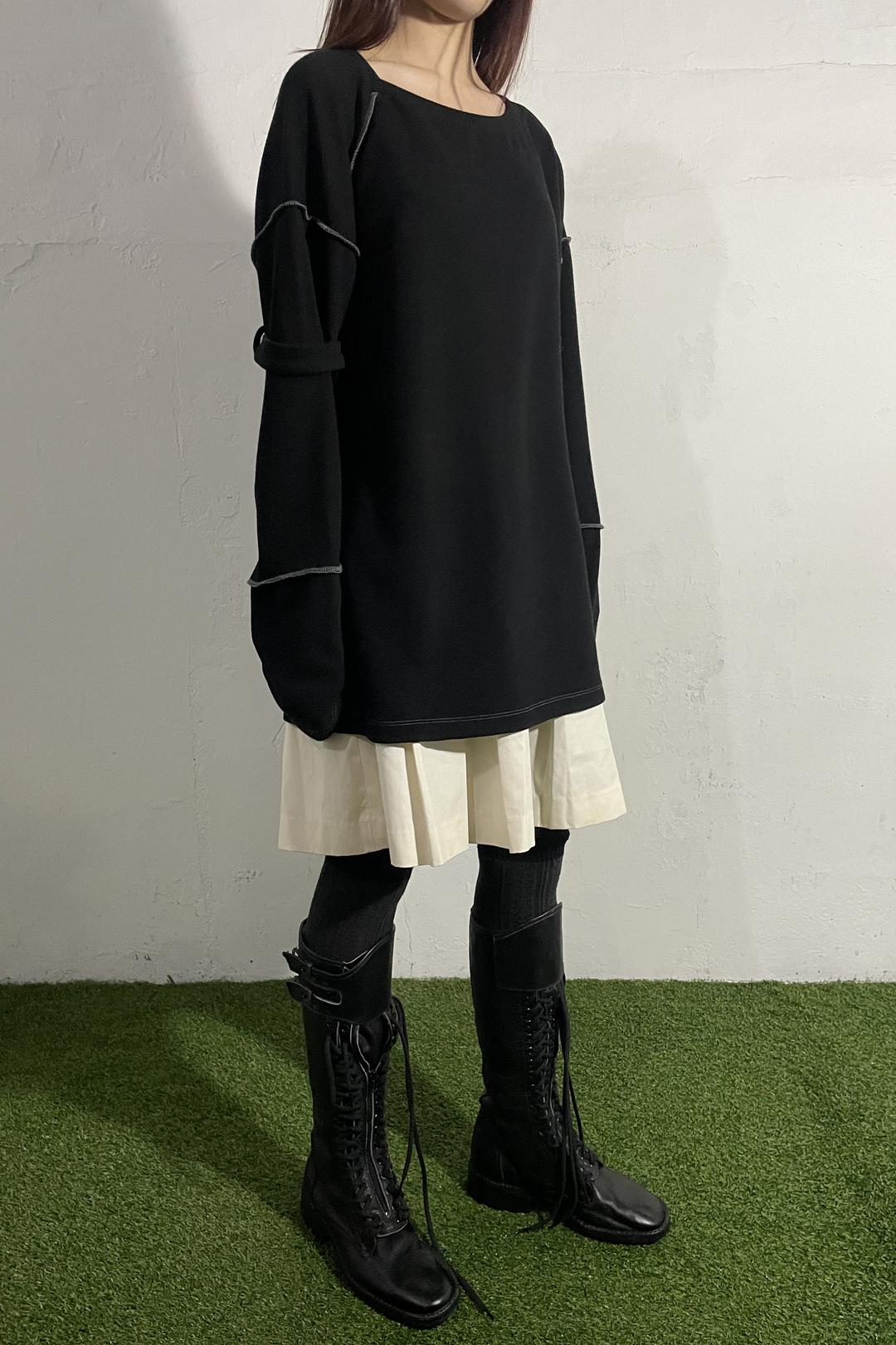 OVERLOCKED LOOSE TOP: BLACK