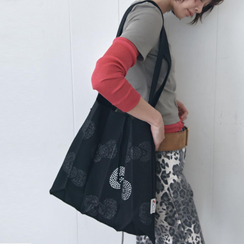 [1/31 예약배송] 럭키 플리츠 니트 크로스 빅 헬로키티 리본 리치 블랙