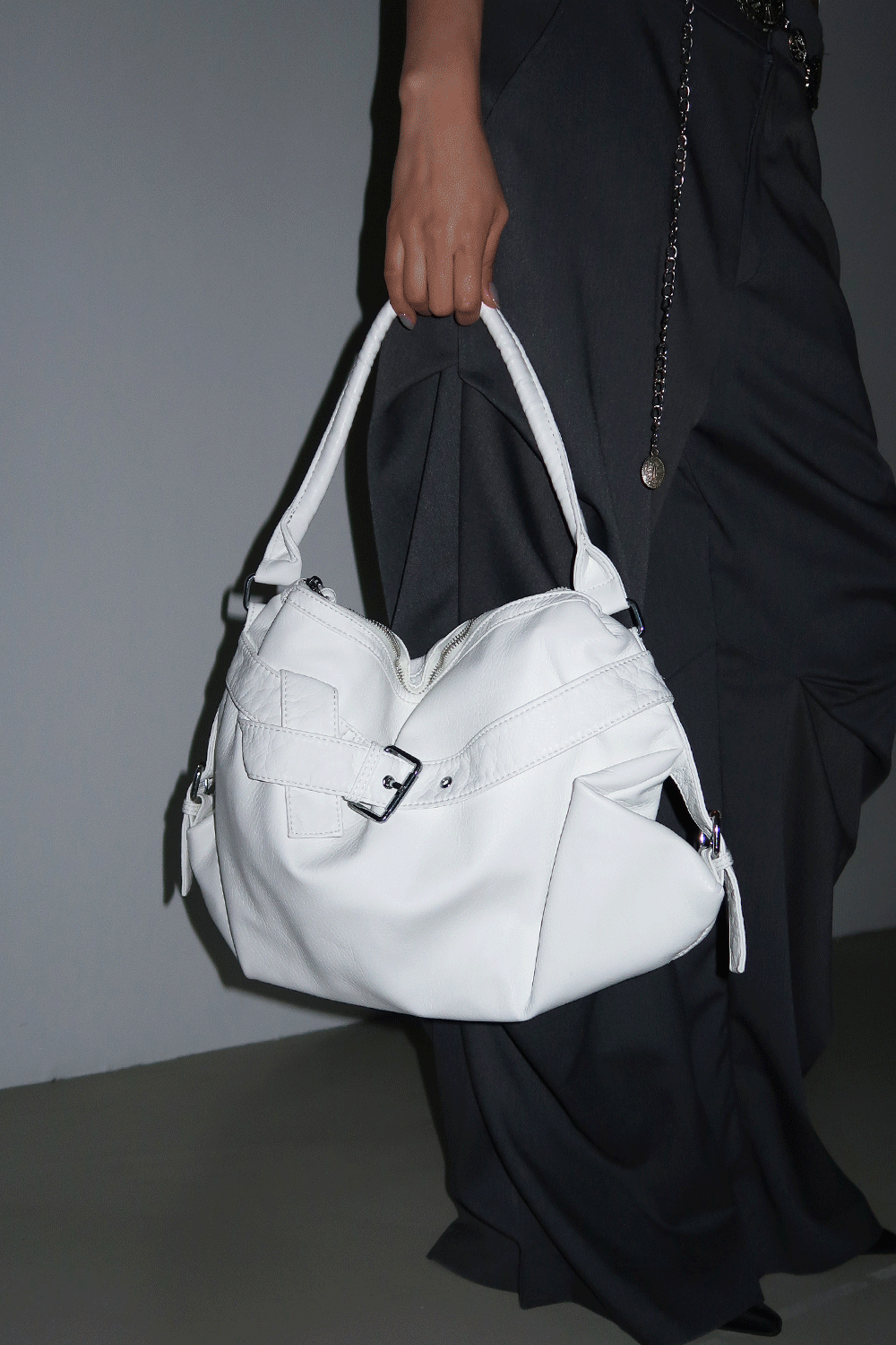 위위미유 LEATHER CRACK BELT BAG / 레더 크랙 벨트 백