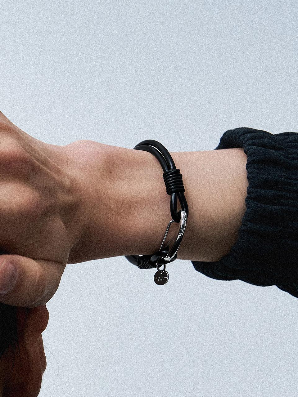 RSM025 Black Hide Karabiner Bracelet