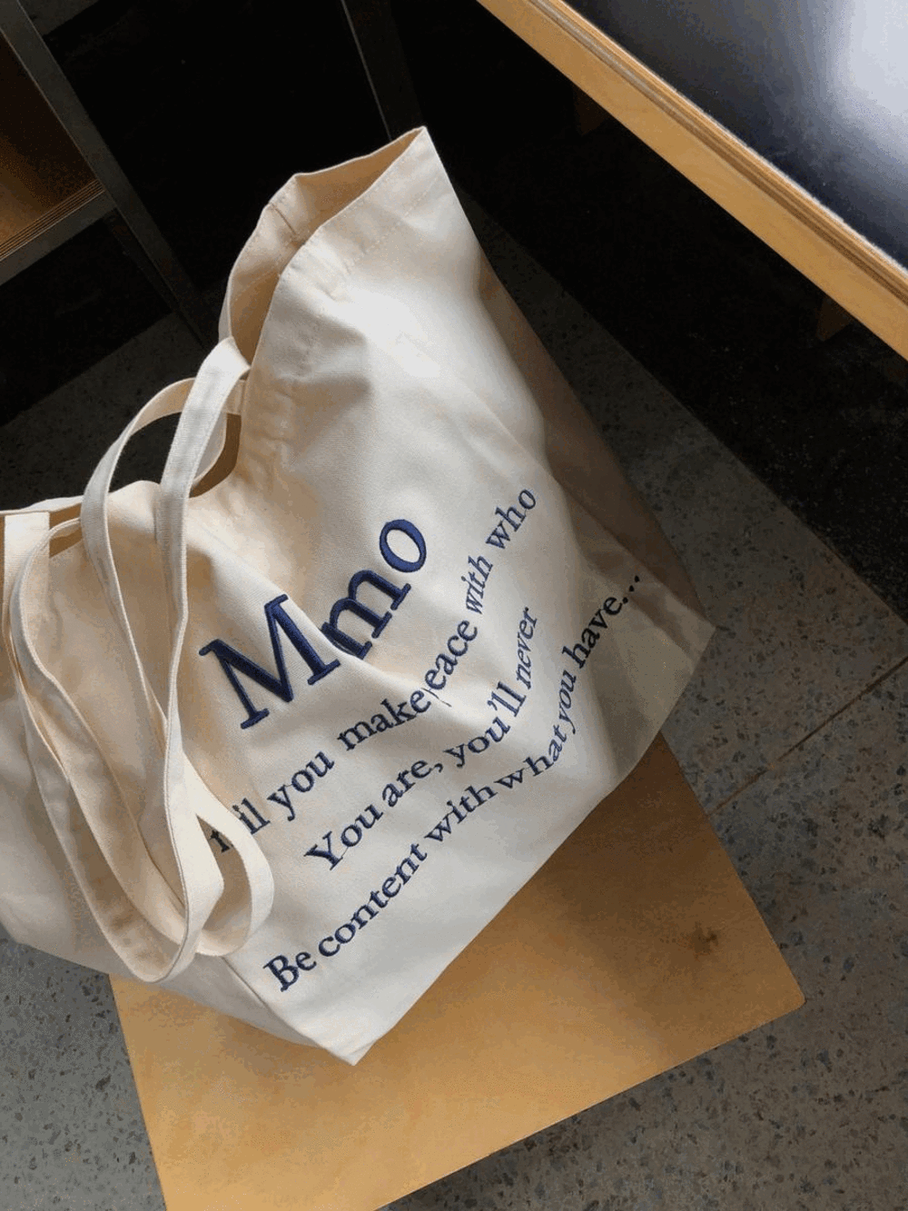 모모 자수 에코백