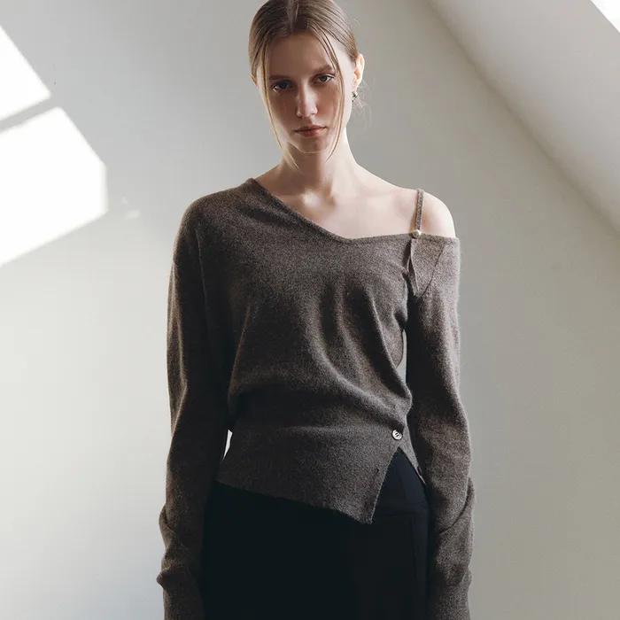comos 1264 button slit off-shoulder knit (brown)