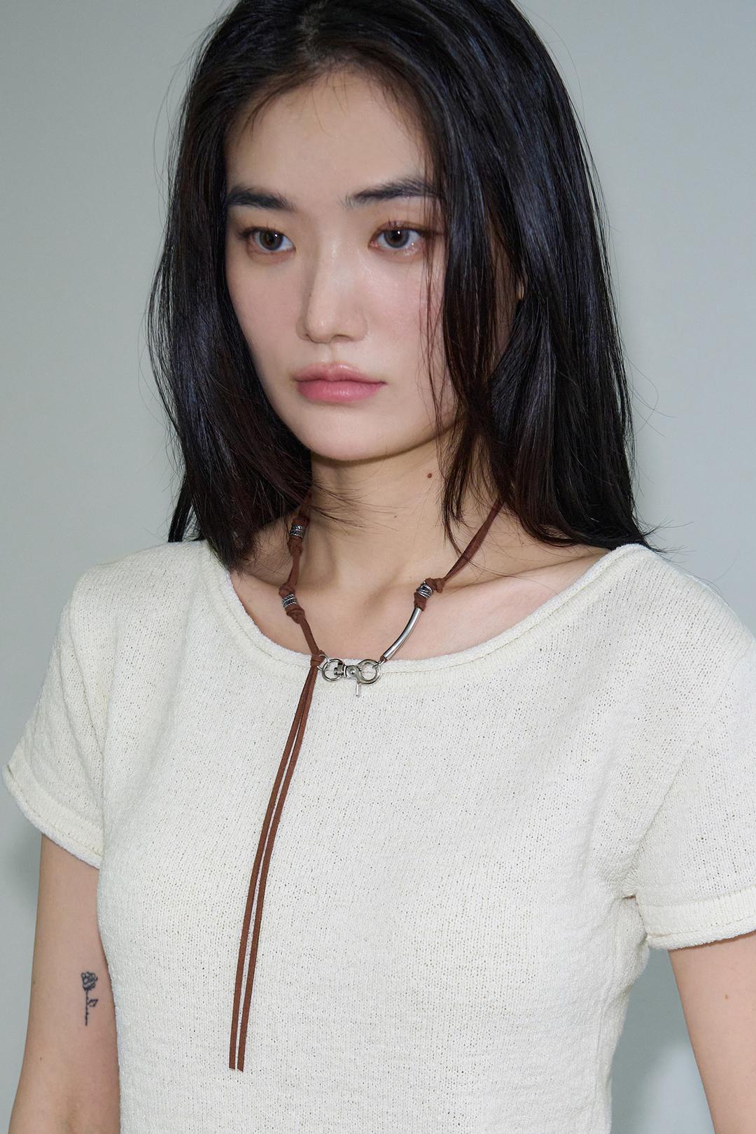 LEAF SUEDE NECKLACE / BROWN