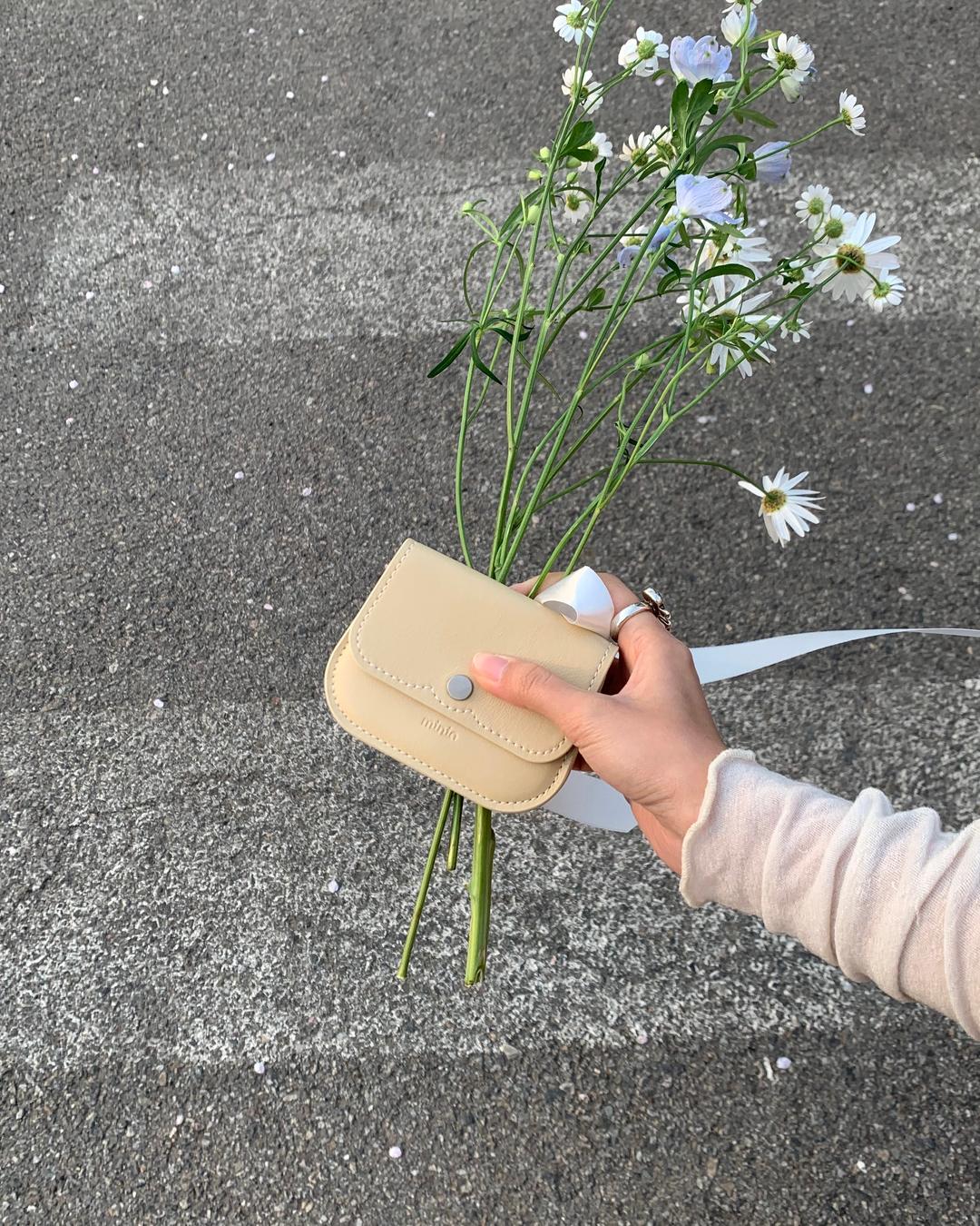 moono wallet (butter lemon)