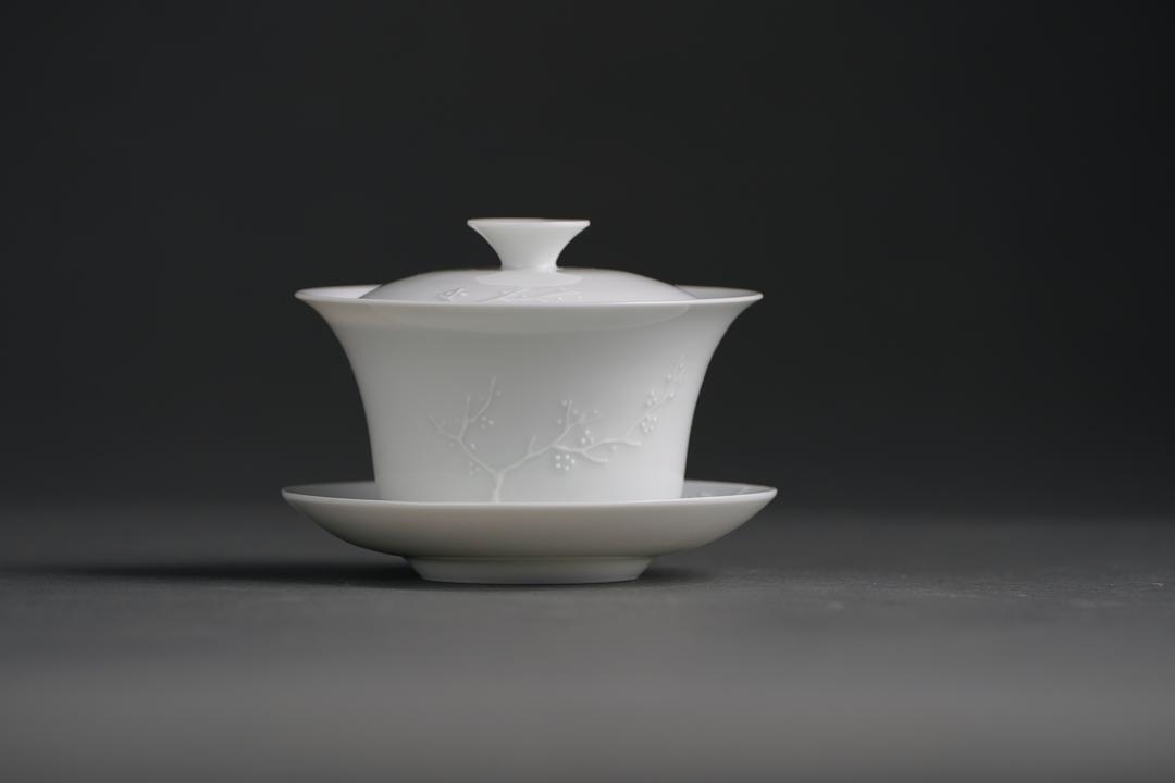 백자 매화양각 개완