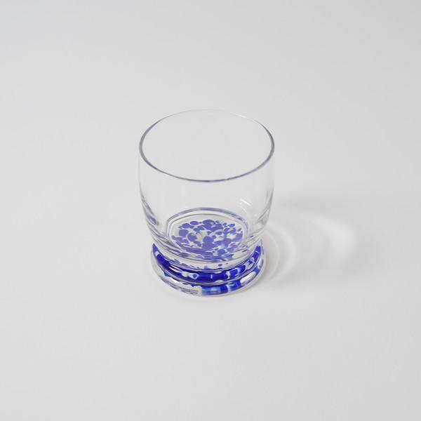 물감을 떨어트린 유리컵