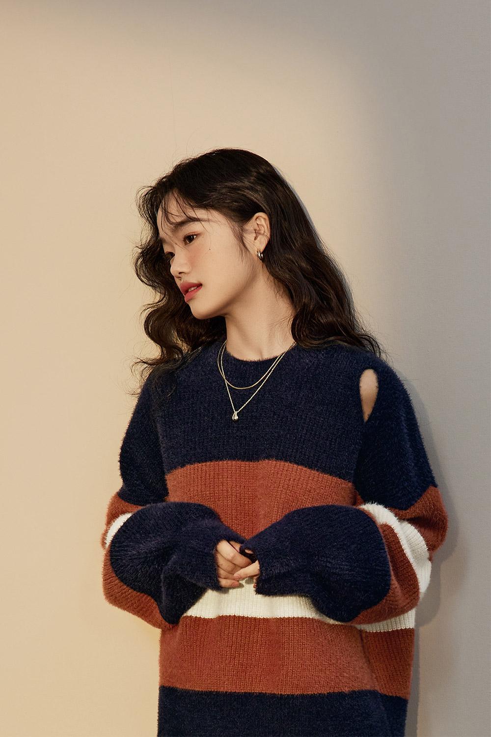 New short top with hollowed out lantern sleeves at the shoulders