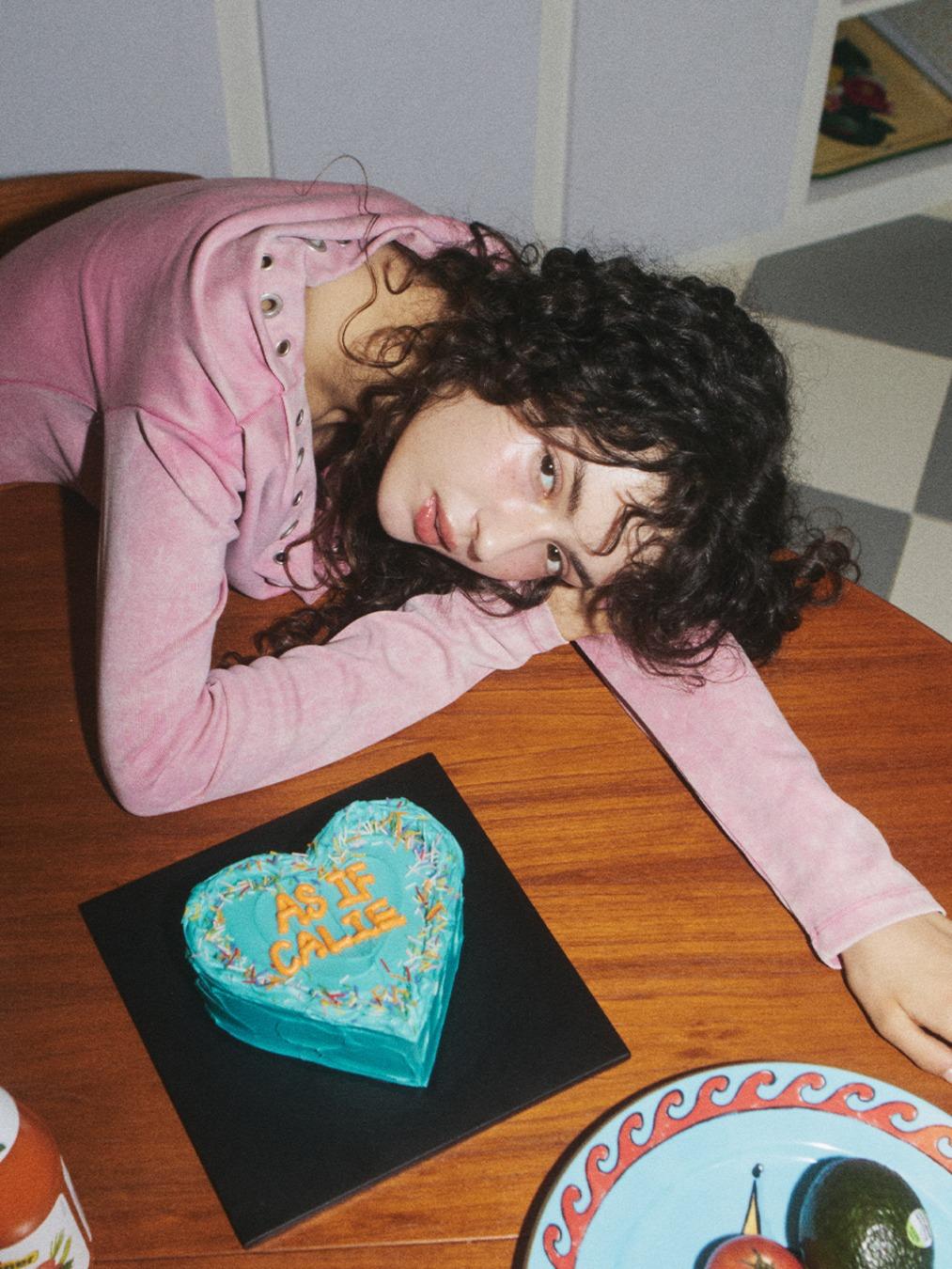 EYELET OFF SHOULDER T-SHIRT PINK