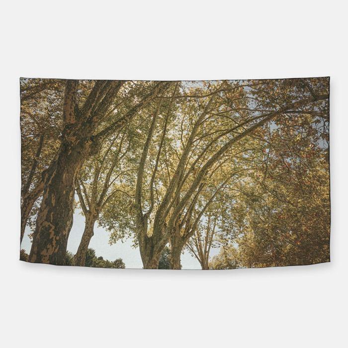 나무 그늘 아래 쉬폰 패브릭 포스터