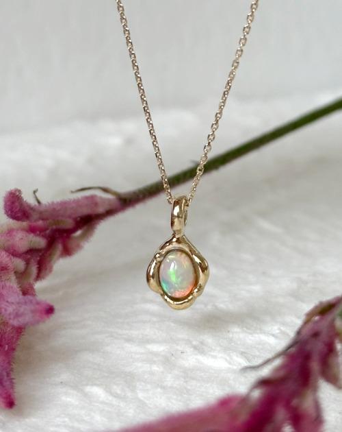N032_Wax flower(Opal/White Moonstone)