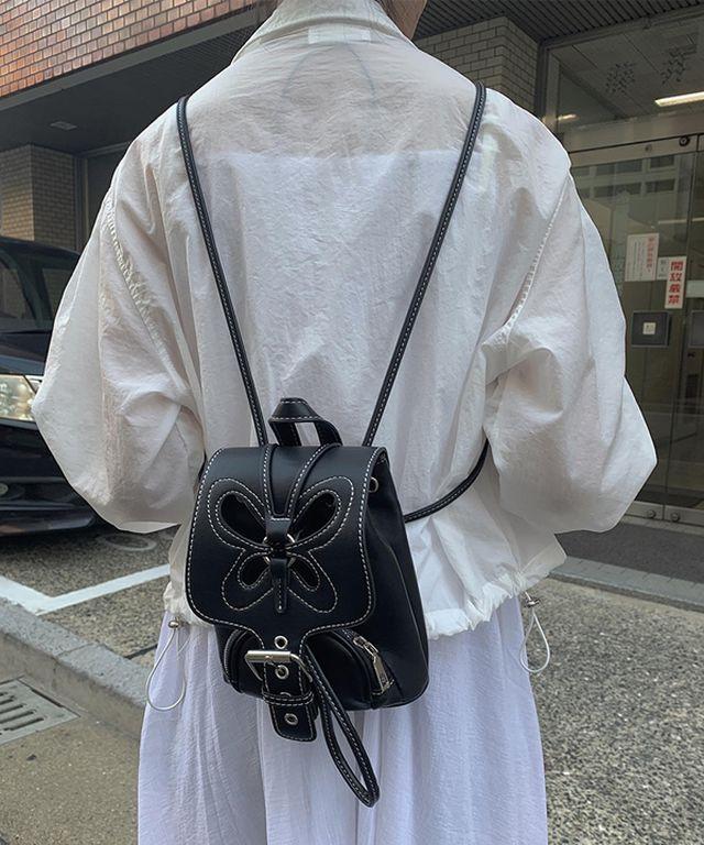 이르 나비 레더 스티치 미니 백팩