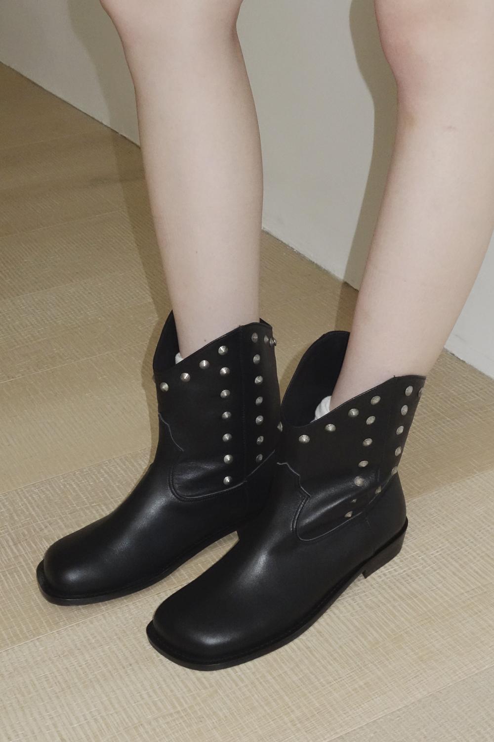 Stud Bun Boots / Black