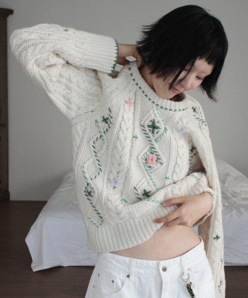 손자수 빈티지 플라워 케이블 니트_아이보리