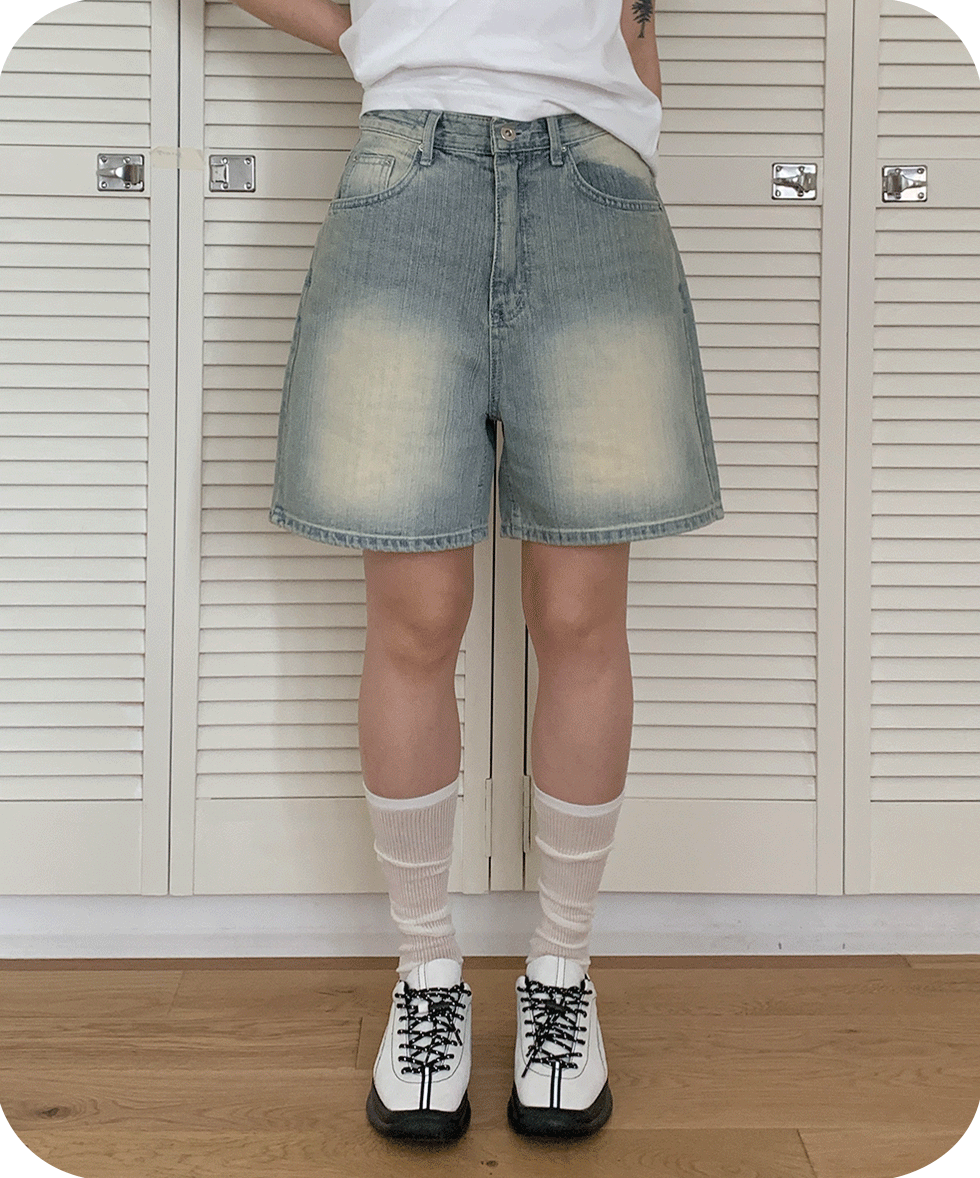 [샌드워싱/버뮤다핏] 프런티 워싱 와이드 데님 5부 하프 팬츠 / 라이트블루ver. - 1color