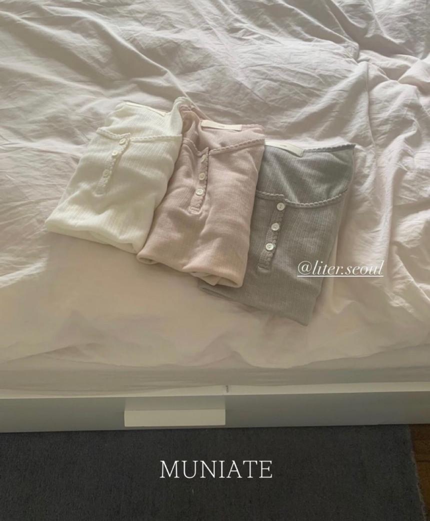 무니에트 [MUNIATE] liter 리터 샐리 레이스 버튼 티 긴팔 여리 골지 티