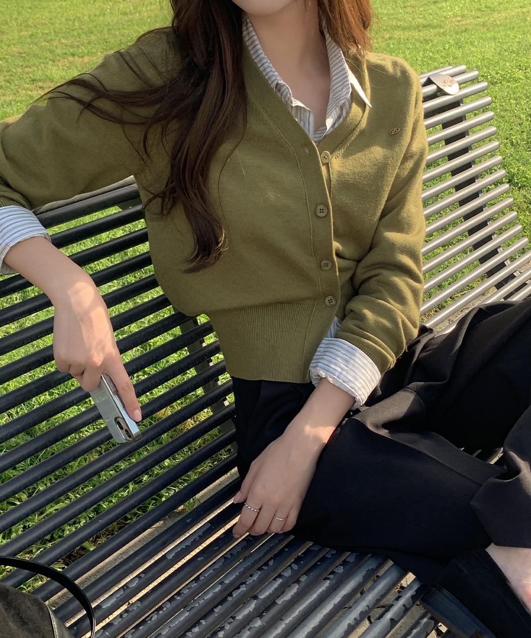 케이클럽 [단독][뉴컬러추가/5만장돌파/MADE]온리 프리미엄 베이직 금장 니트 가디건 (S-L/하객룩/연말룩/데일리룩/출근룩/겨울가디건/브이넥가디건/크롭가디건/레이어드가디건)