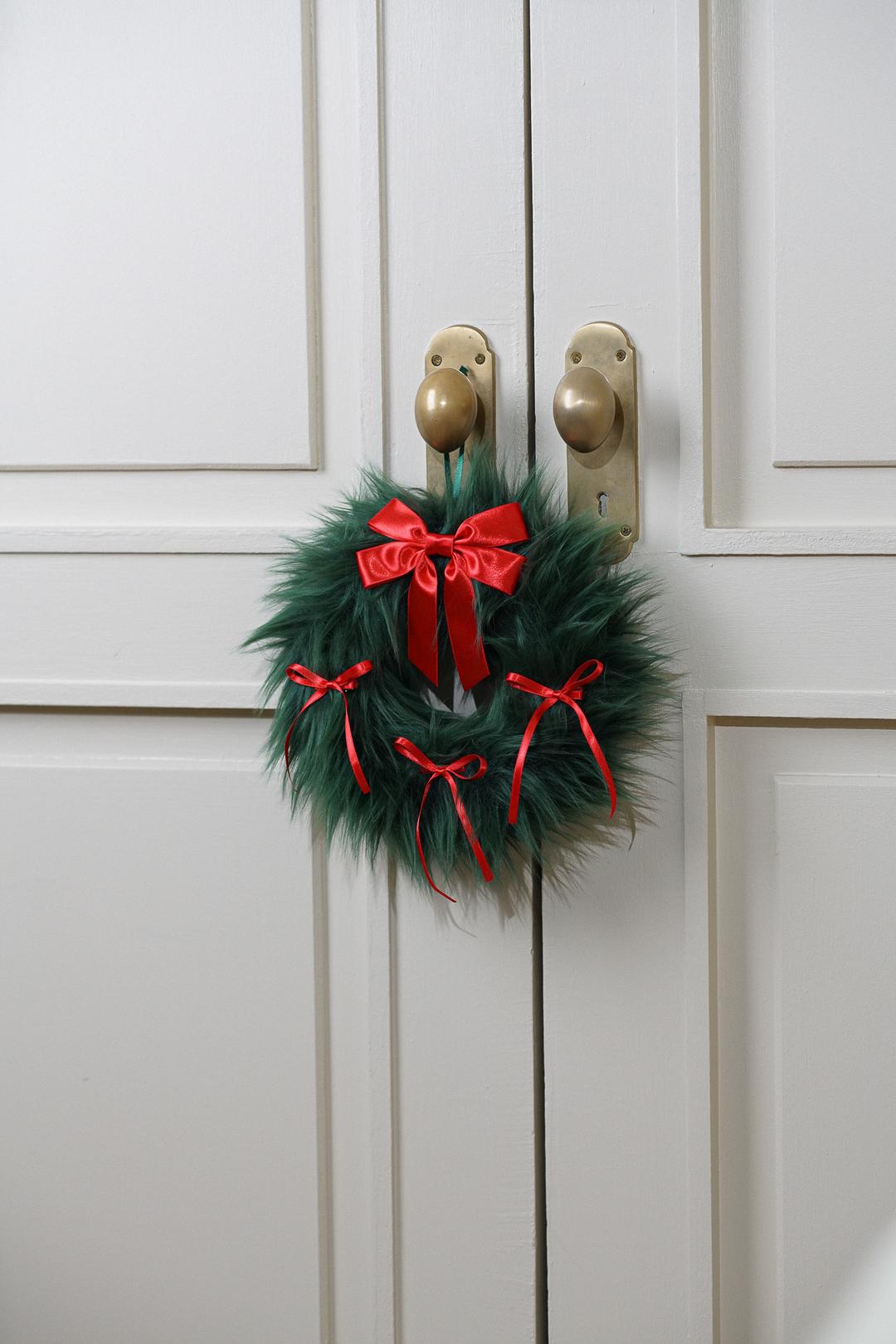 FURRY RIBBON WREATH - S (GREEN/RED)