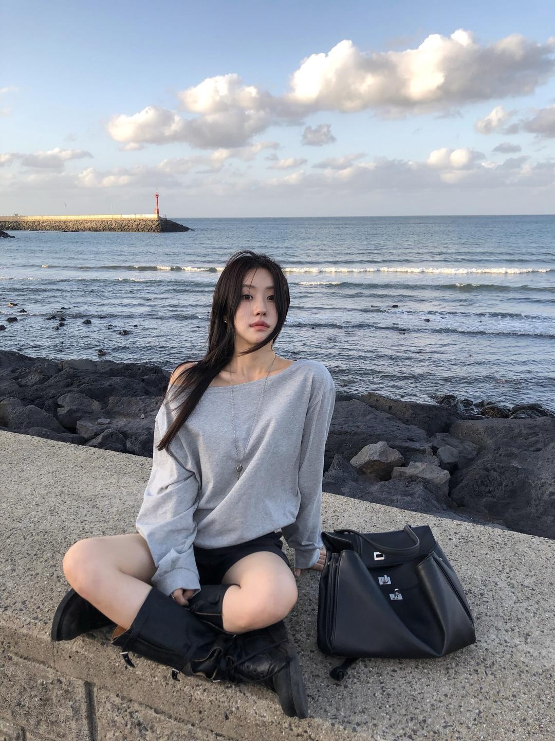 [ARCHITECT] OFF SHOULDER SWEAT TOP (GREY)