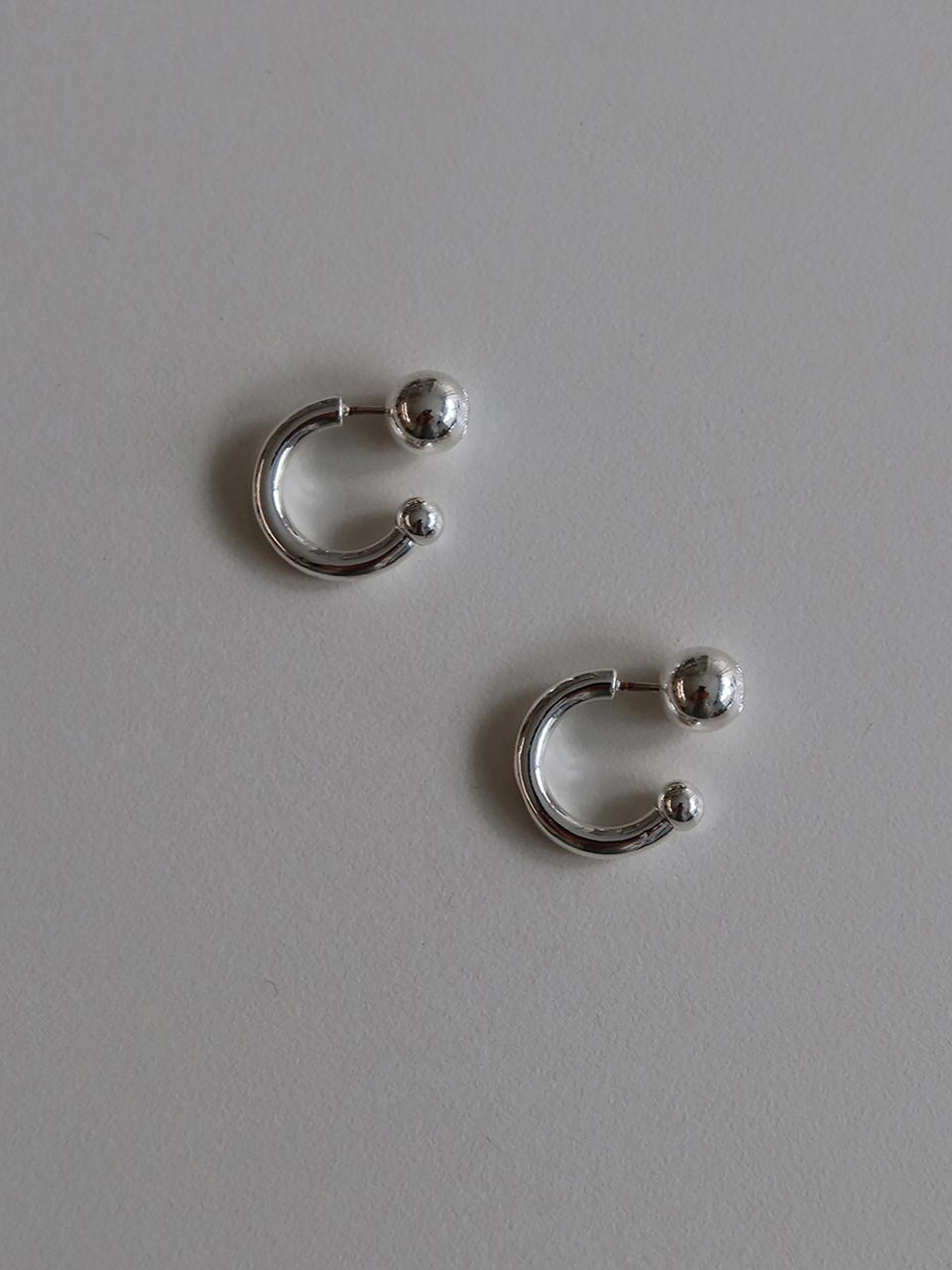 curve ball earring - silver