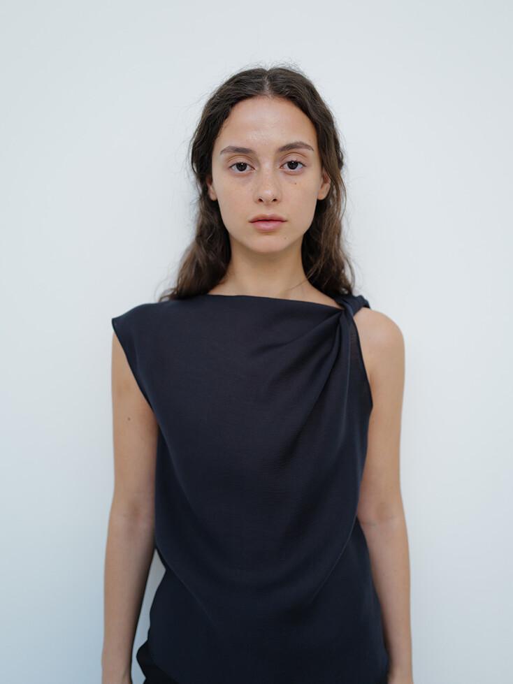 ASYMMETRICAL DRAPED TOP [NAVY]