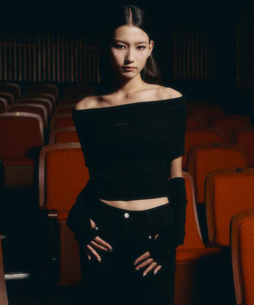 오프숄더 리브드 니트 [블랙]