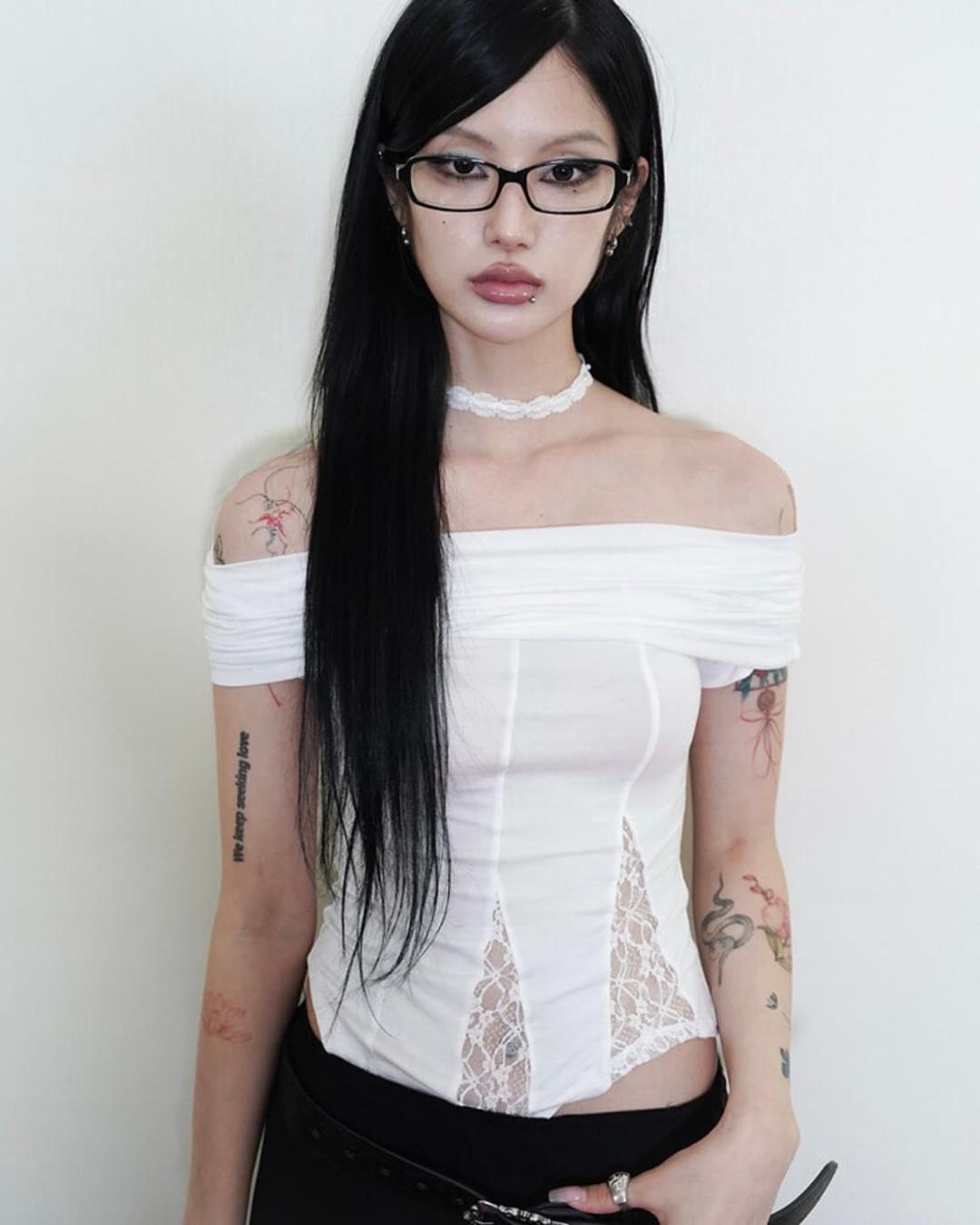 쉬이즈미애 레이스 오프숄더 티셔츠 탑 | 후루츠패밀리