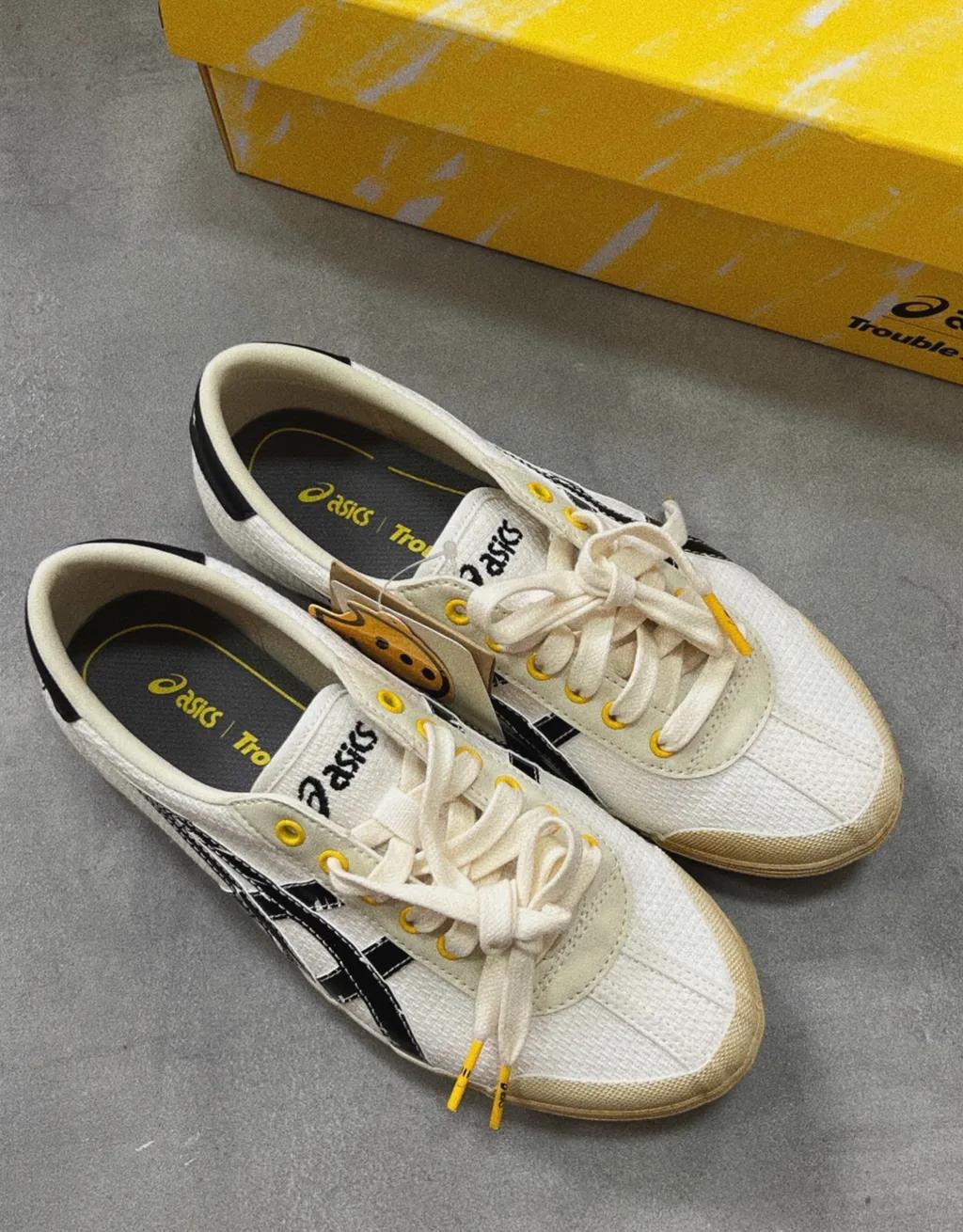 트러블 스마일 X 아식스 클래식 러닝 1203A352-100