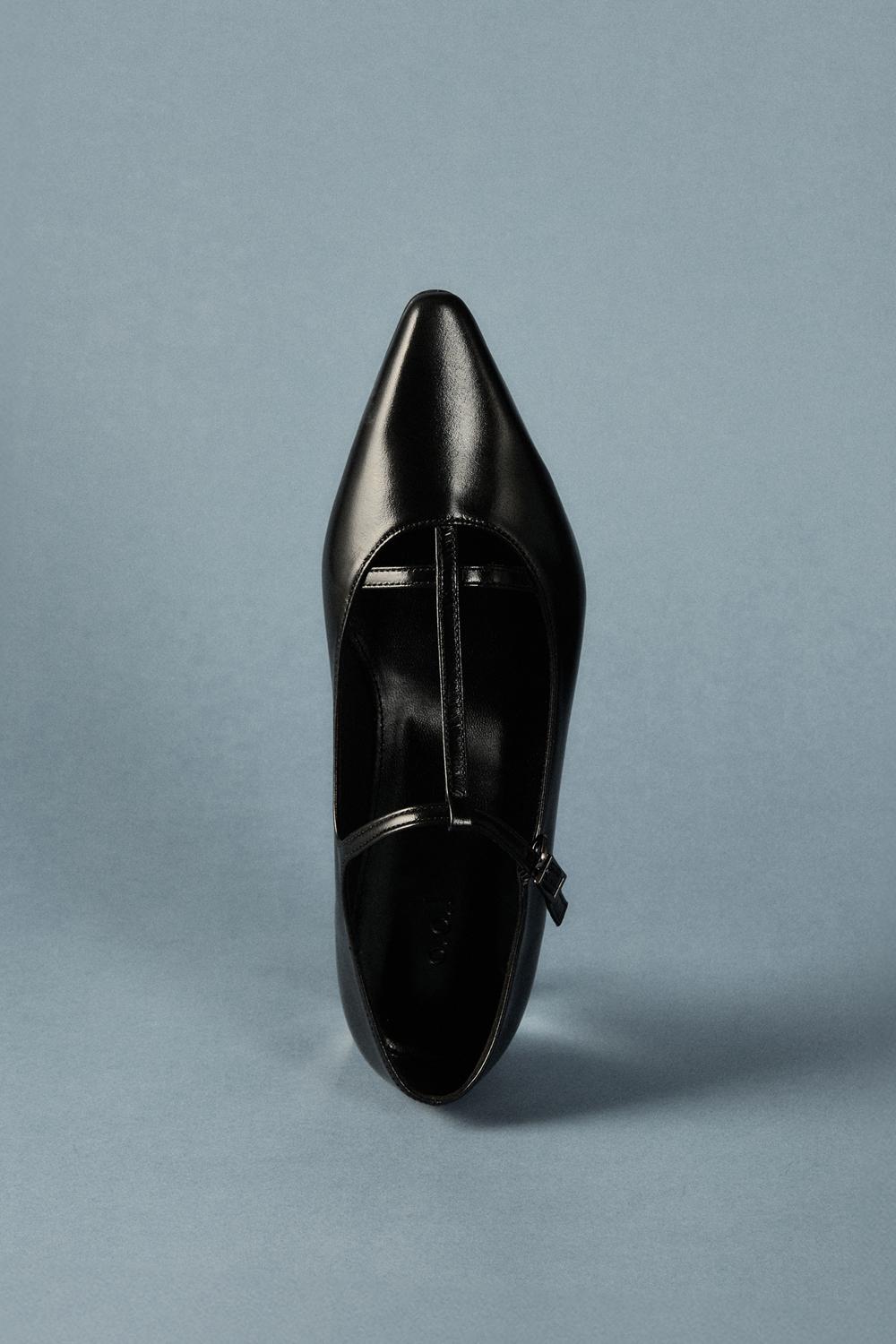 24PF T Strap Flats  / Black