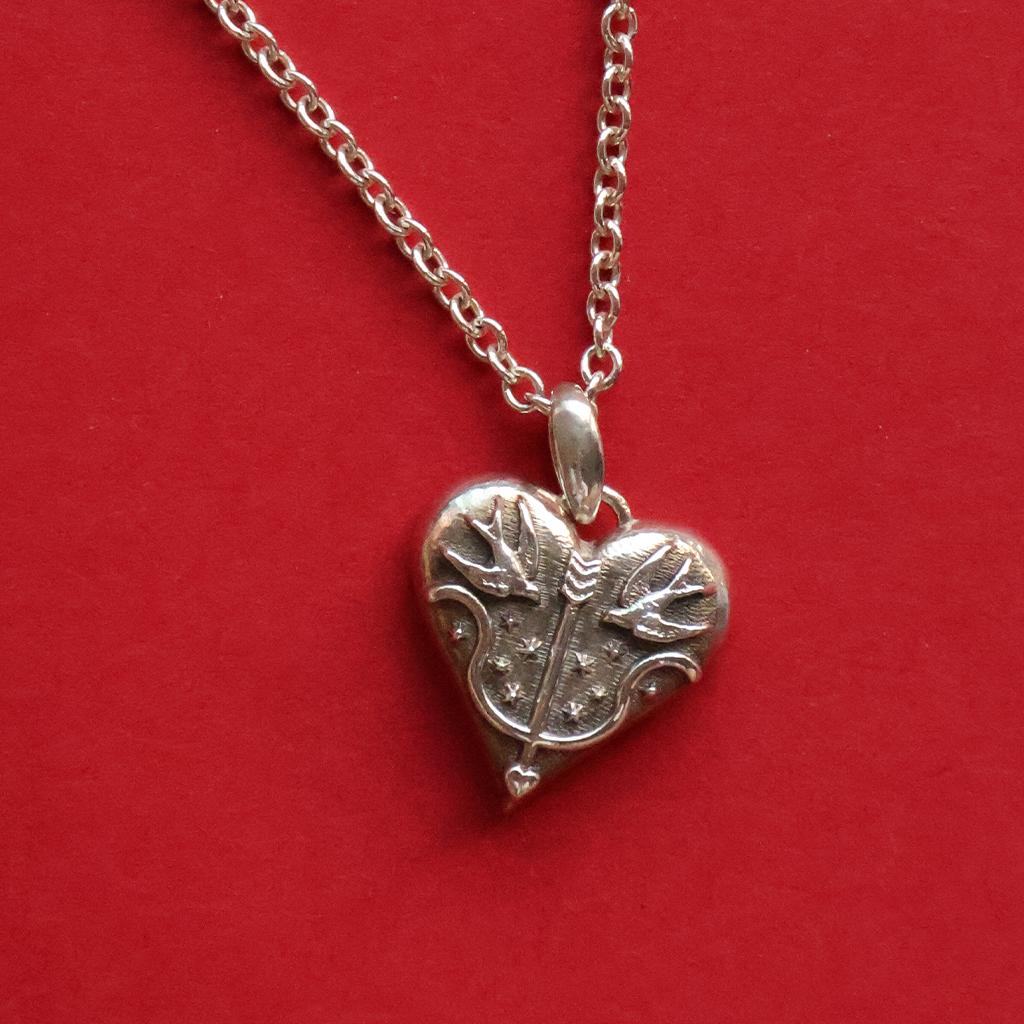 HEART CHASER necklace