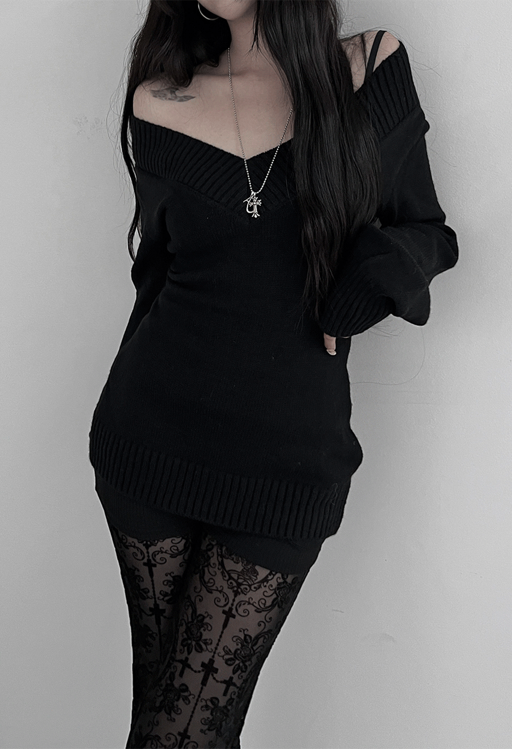 어반유니크 off v-neck slim fit knit