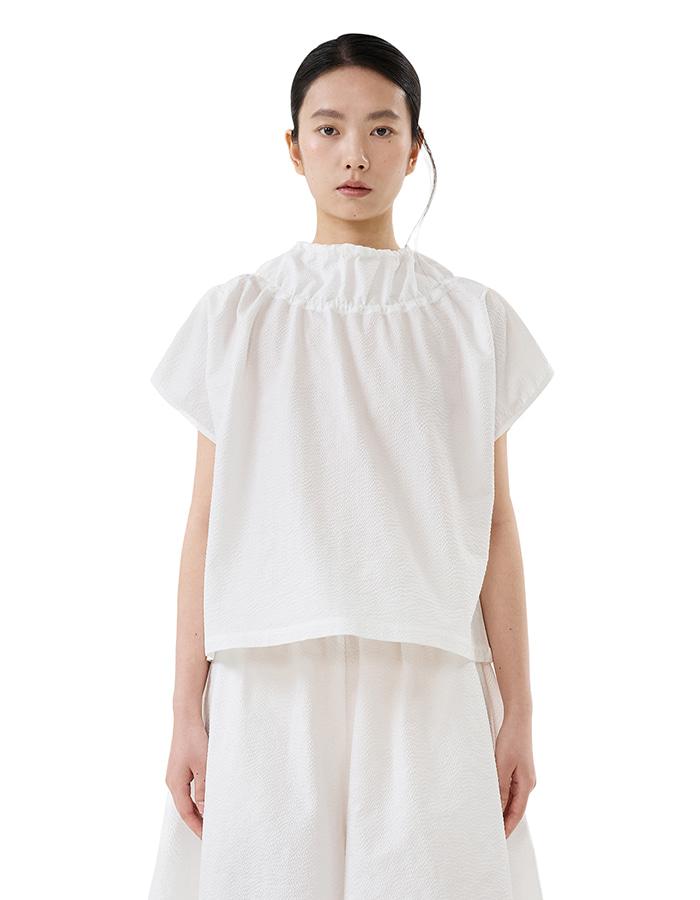 Poko Fosca) SHIRRED TIE-NECK BLOUSE (WHITE)