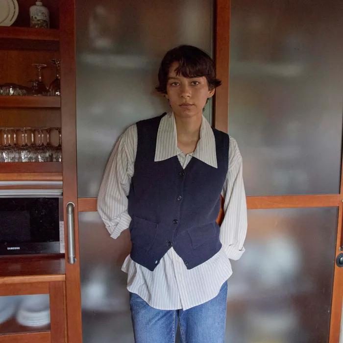 V-NECK BUTTON KNIT VEST, NAVY