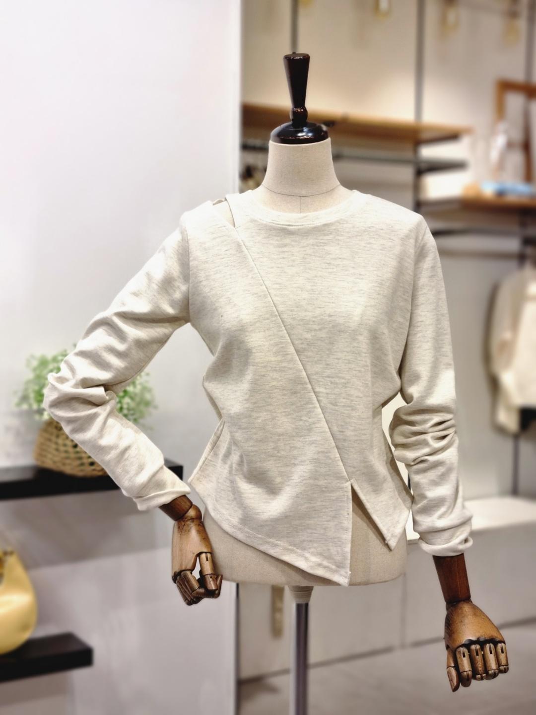 반에이크 사선 트임 티셔츠(VB2XTSM303Z)