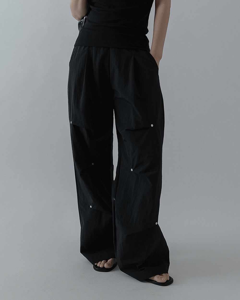 시크바이 리벳 핀턱나일론팬츠