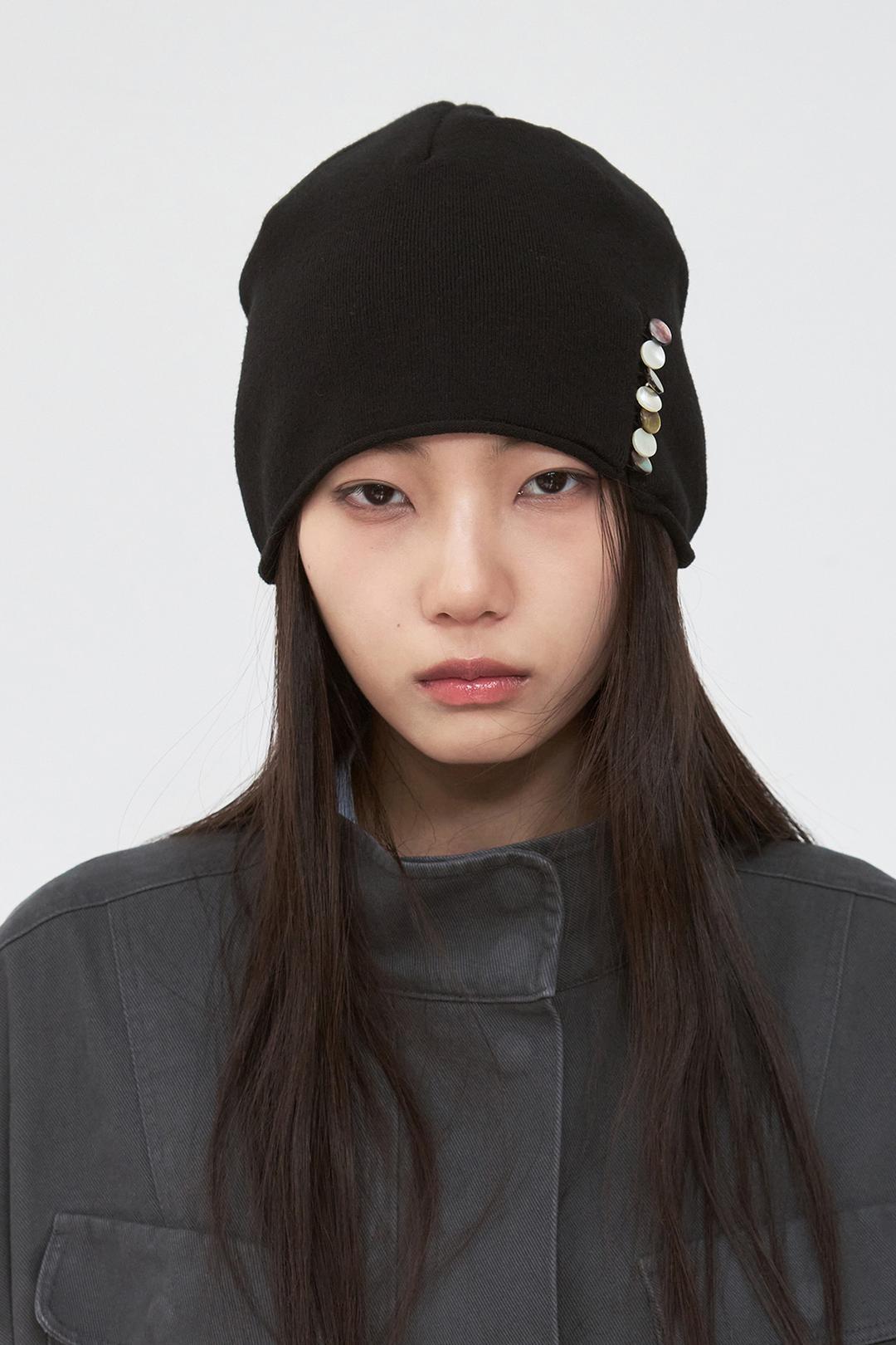 CONNECTION BUTTON ROLL BEANIE / BLACK
