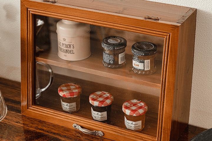 투명한 아크릴 덮개의 빈티지 케이스