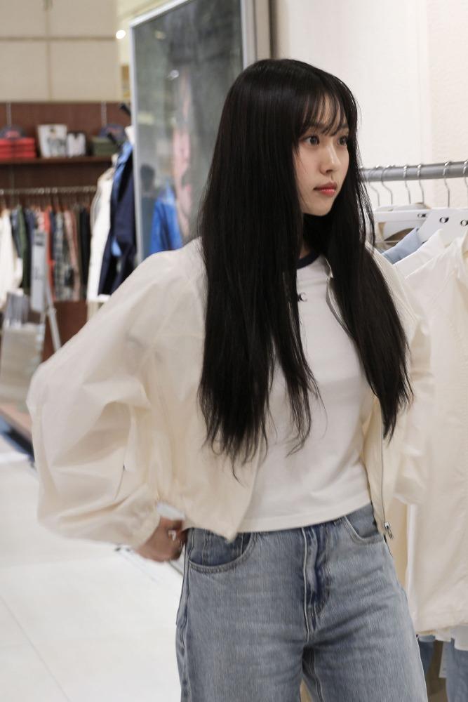 [고민시 착용] 메탈 엠블럼 유광 코팅 크롭 바람막이 (3color) - 오아이오아이컬렉션