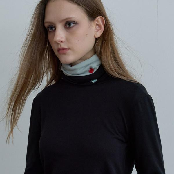 BUTTON TURTLE NECK / black
