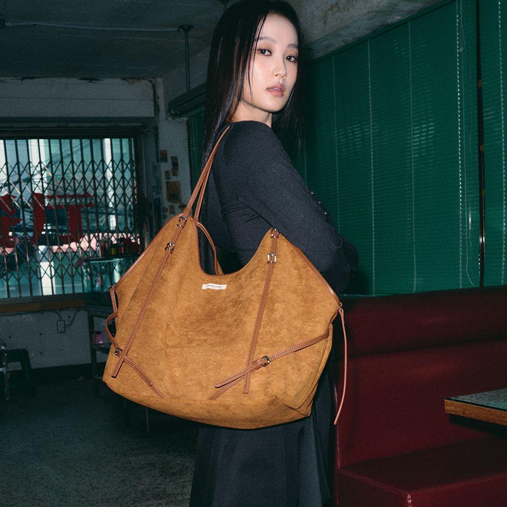 [HELENE PARIS] 코니 벨티드 빅 숄더백 [스웨이드 카멜]