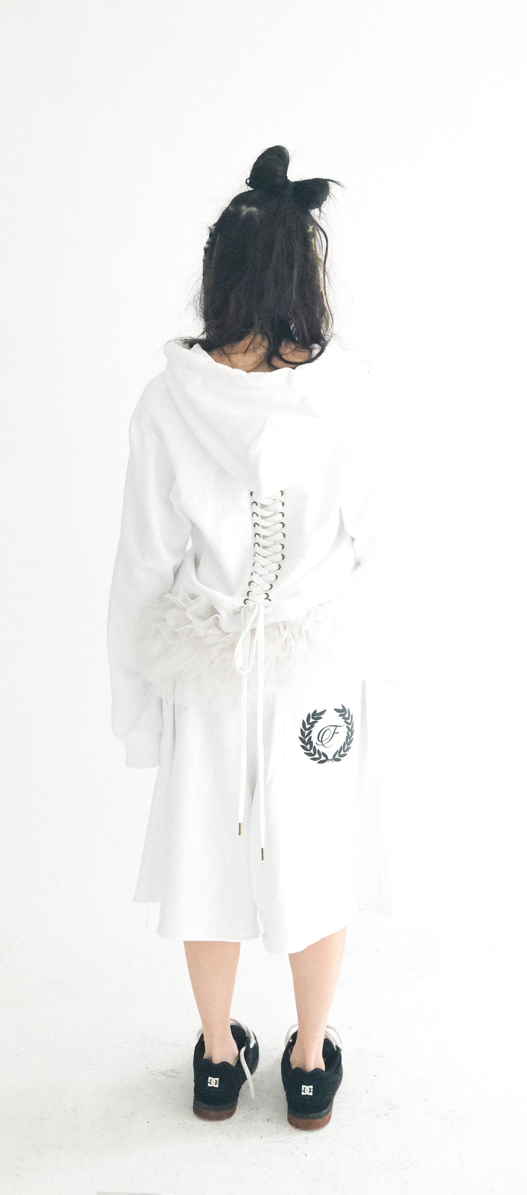 [fa.er.ie] eyelet corset hood zip-up (ivory)