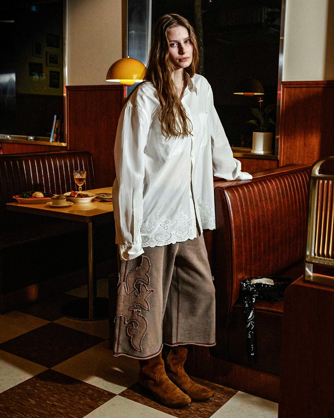 FEATHER APPLIQUE BERMUDA SWEATPANTS _  BEIGE
