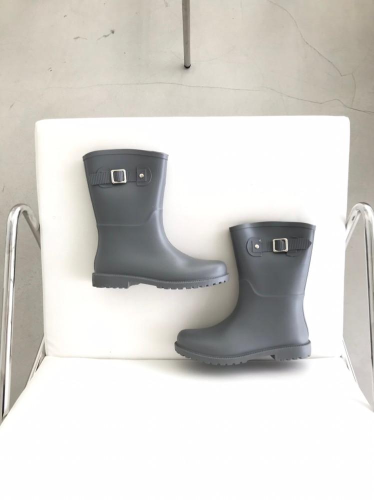 season off!! grey rain boots🦭