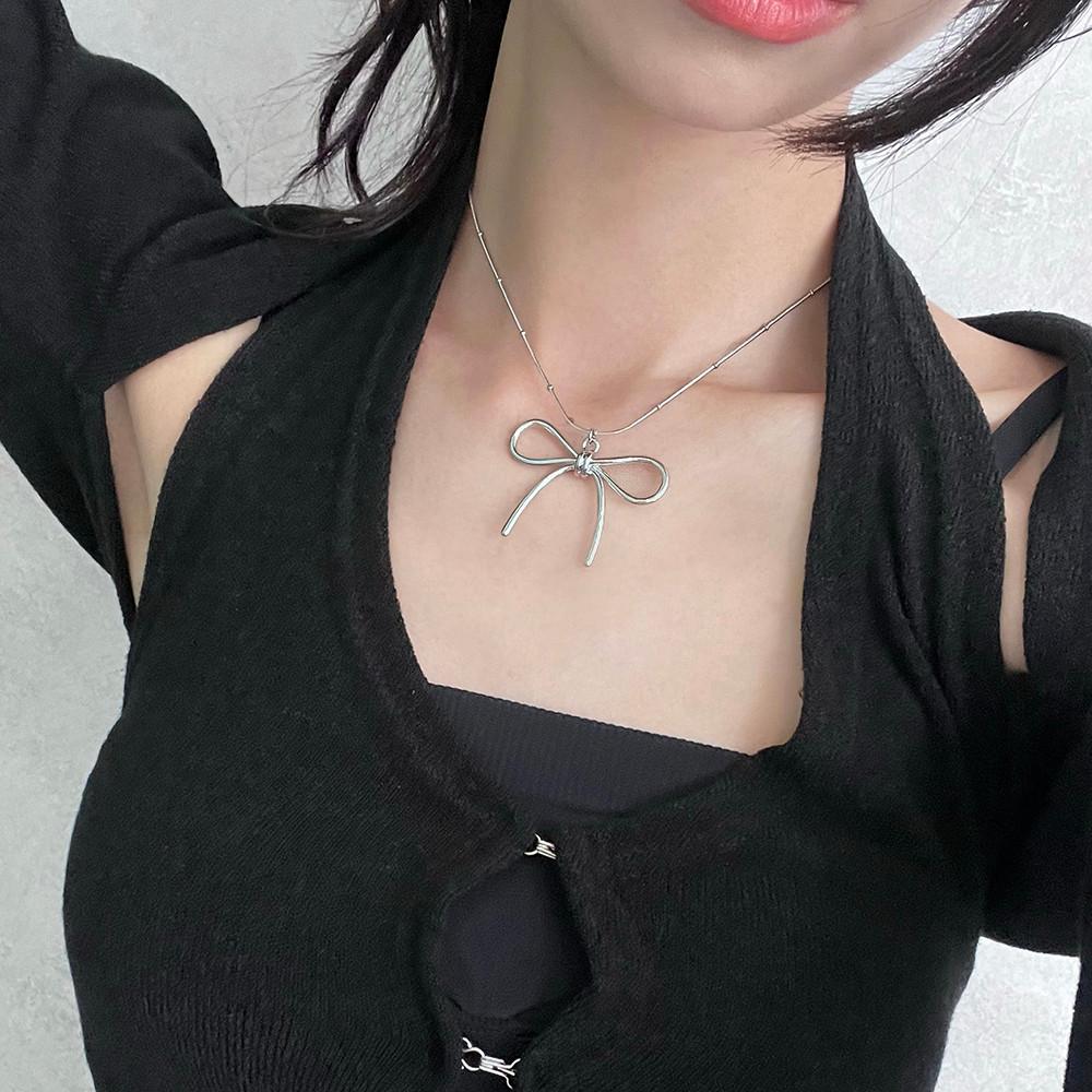 Ribbon point necklace