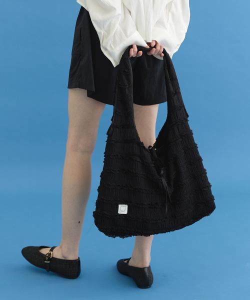 Wavy Pleats Shoulder Bag (black)