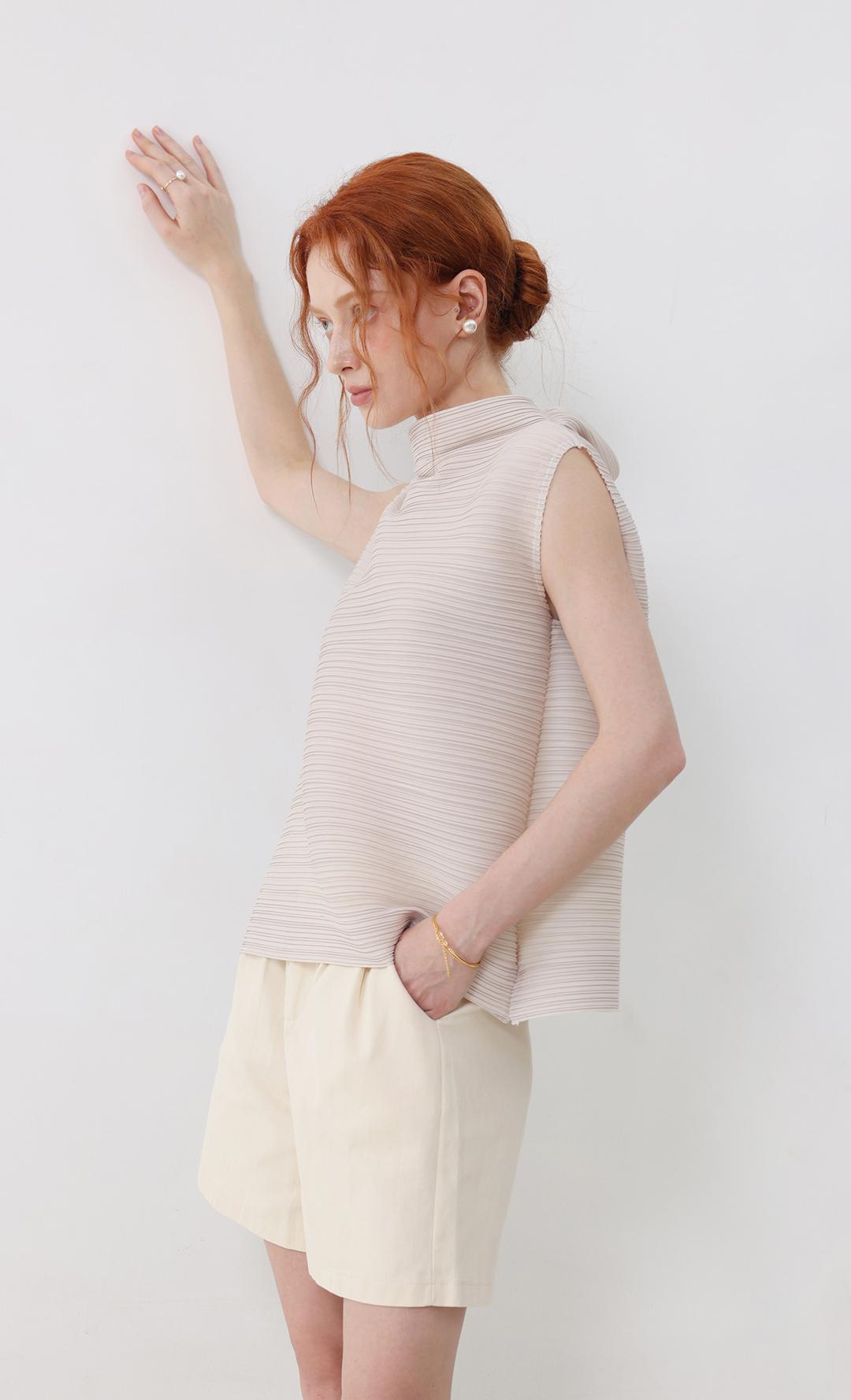 shor half-neck pleats top_light-beige