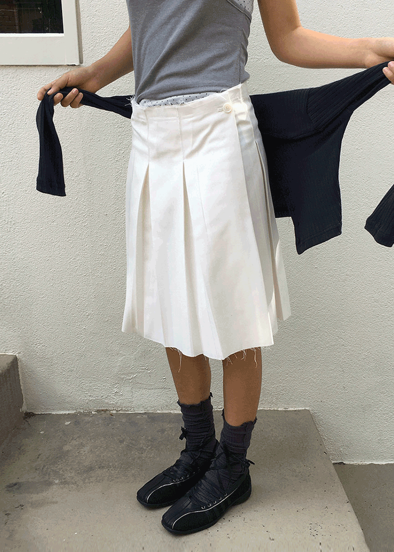 이오엔 BUTTON MIDI PLEATS SKIRT (2color)
