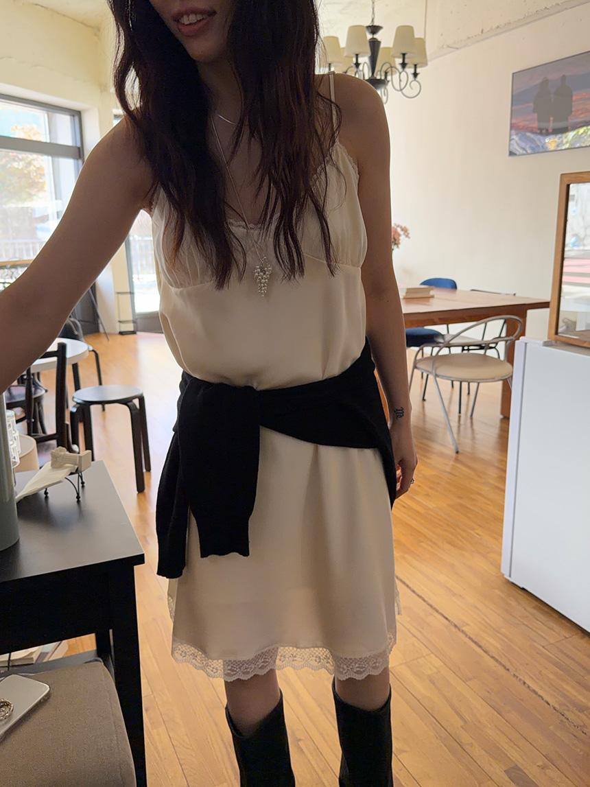 세노 [주문폭주‼️끈조절O🌸봄레이어드] 슈가 레이스 새틴 실크 레이어드 끈나시 민소매 슬리브리스 뷔스티에 미디 원피스 데이트룩 (2color)