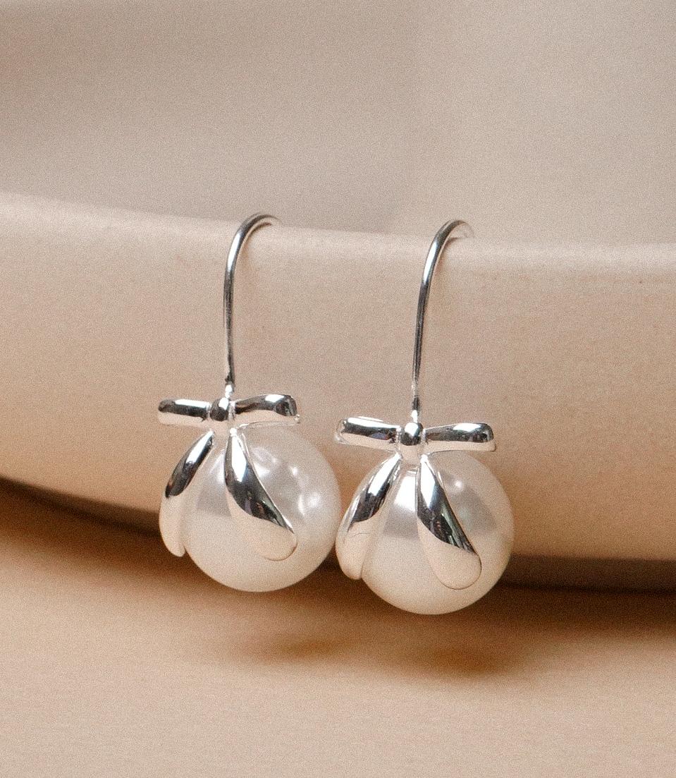 [925실버] 리본타이 선물 10미리진주 포인트 훅 리본귀걸이