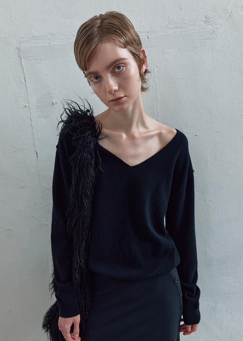 INSIDE OUT V-NECK SWEATER IN BLACK
